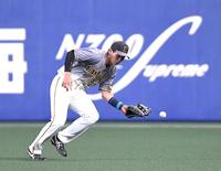 １回、中日・アルモンテの右前打を後逸する阪神・井上。先制点を許す＝ナゴヤドーム（撮影・北村雅宏）