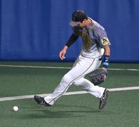 １回中日、１死二塁、中日・アルモンテの右前打を後逸する阪神・井上広大＝ナゴヤドーム（撮影・飯室逸平）