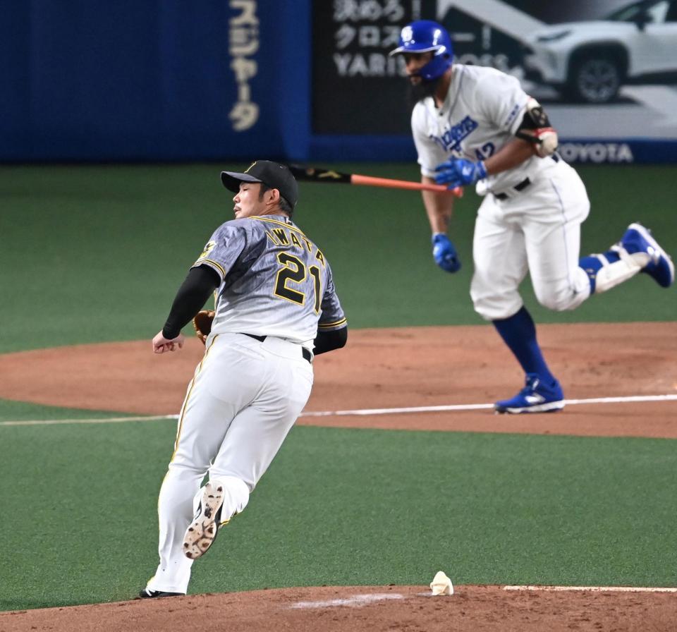 １回、中日・アルモンテに先制タイムリーを打たれる阪神・岩田＝ナゴヤドーム（撮影・飯室逸平）