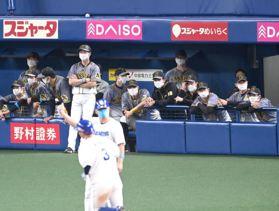 中日・高橋のサヨナラ３ランに尻目にベンチをあとにする阪神・矢野監督とぼう然とずる阪神ナイン＝ナゴヤドーム（撮影・飯室逸平）