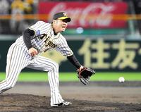 ２回、ヤクルト・山崎晃大朗の放った打球にグラブを差し出す阪神・西勇輝＝甲子園（撮影・北村雅宏）