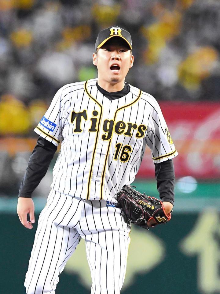 ２回、ヤクルト・青木宣親を見逃し三振に仕留め、ほえる阪神・西勇輝＝甲子園（撮影・北村雅宏）