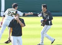 　藤川とグータッチを交わす陽川（右）＝撮影・飯室逸平