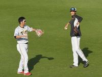 　藤川（左）と話す藤浪（撮影・飯室逸平）