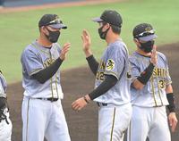 　オリックスに勝利し、井上（中央）とエアタッチを交わす福留（左）＝撮影・高部洋祐