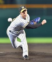 　広島打線を相手に力投する先発の青柳（撮影・立川洋一郎）