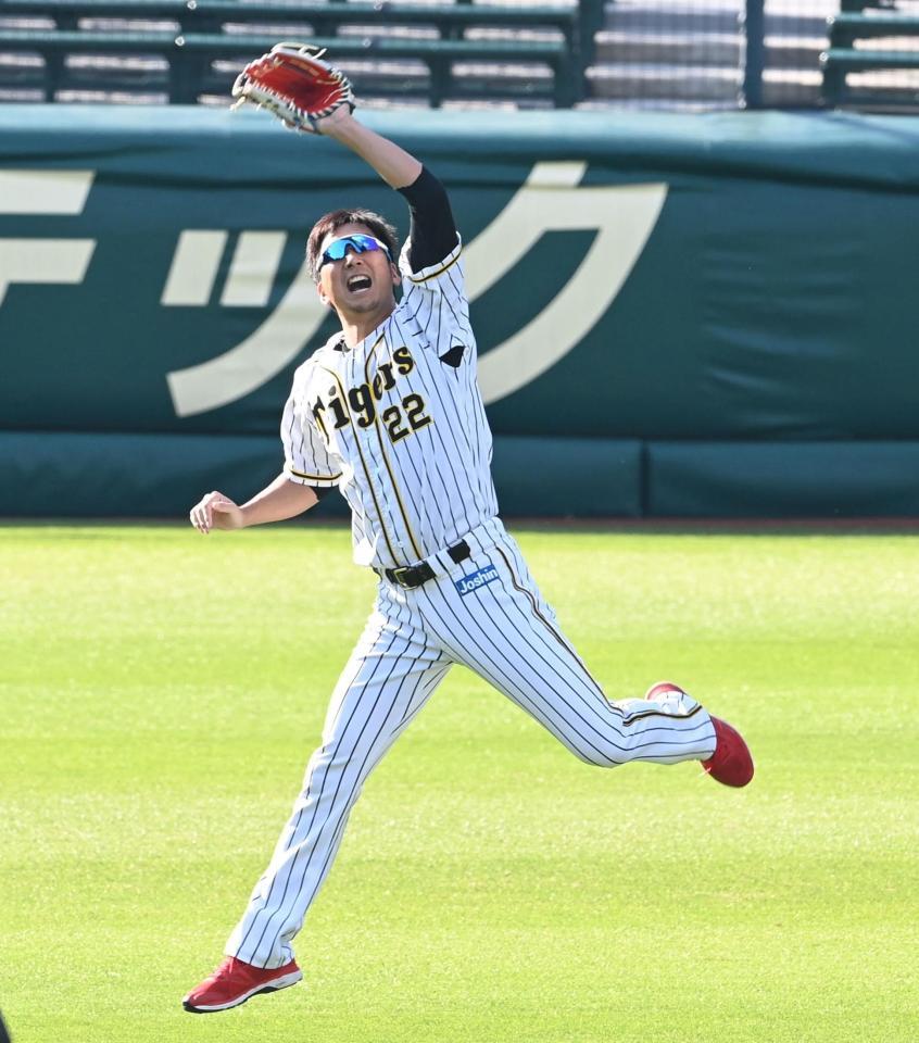 　外野で打球を追う藤川（撮影・飯室逸平）