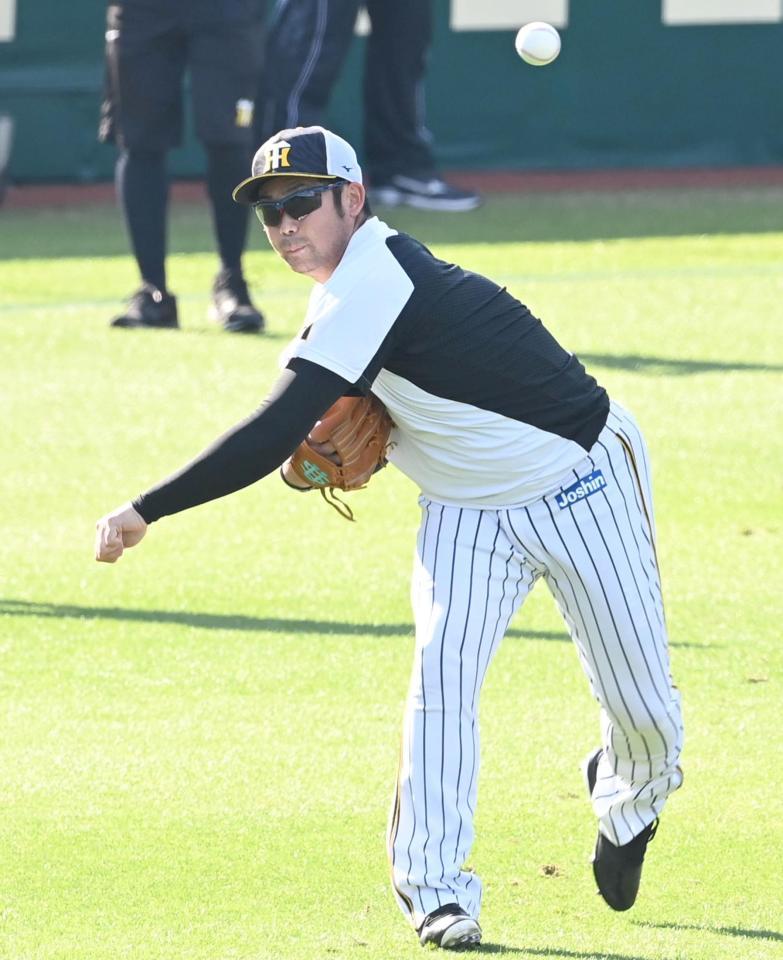 　キャッチボールをする岩田（撮影・飯室逸平）