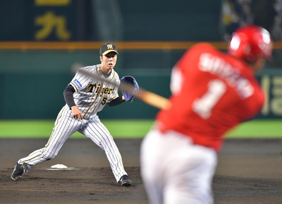 　１回、鈴木誠（右）から空振り三振を奪う青柳（撮影・立川洋一郎）