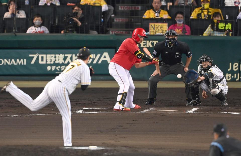 　６回、見逃し三振に倒れる松山（撮影・飯室逸平）
