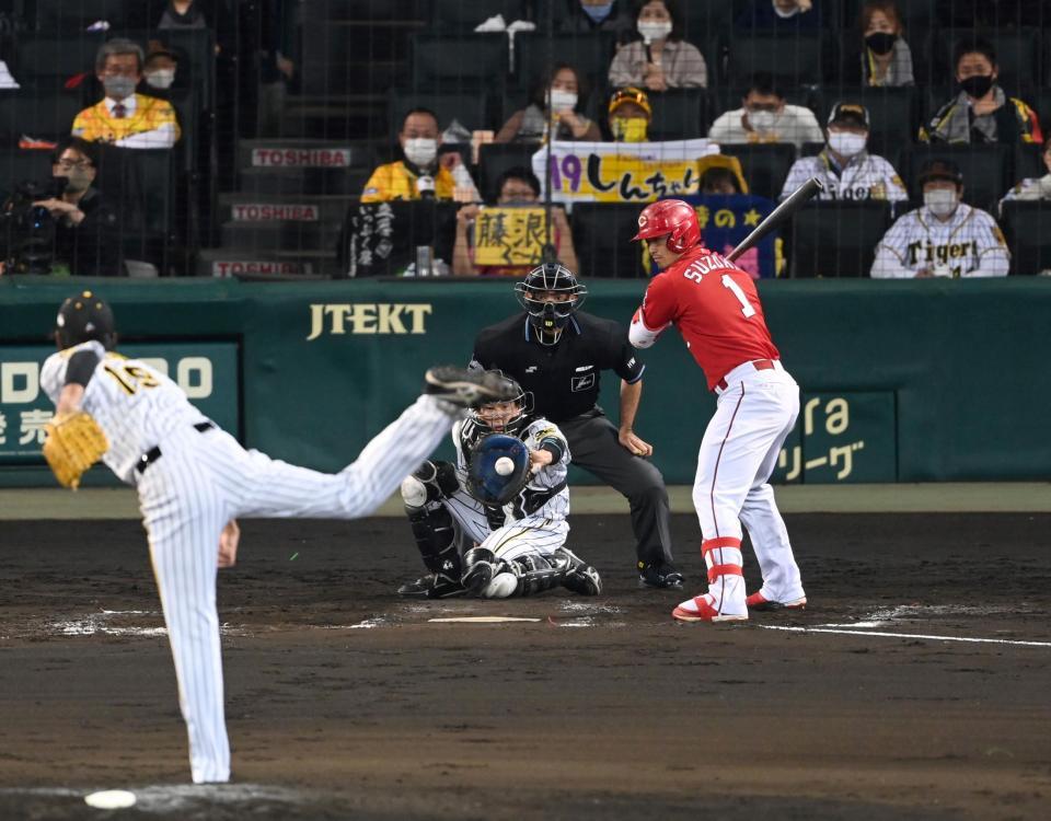 　８回、鈴木誠を見逃し三振に仕留める藤浪（撮影・飯室逸平）