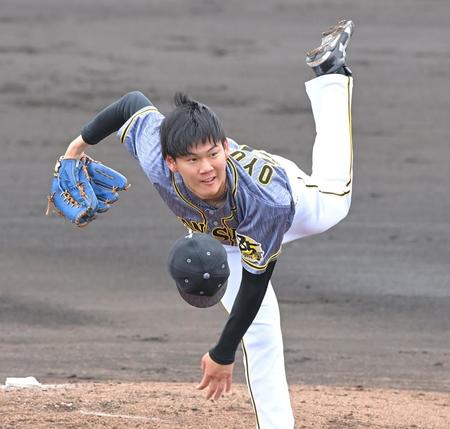 　帽子を飛ばしながら、躍動感溢れる投球を見せる及川（撮影・高部洋祐）