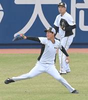 試合前、キャッチボールで調整する阪神・及川雅貴（手前）＝撮影・高部洋祐