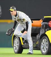 ７回、リリーフカーを降りてマウンドに向かう能見（撮影・北村雅宏）