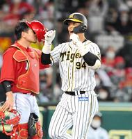 ７回、３ランを放ち、拳を握りながら生還する阪神・原口文仁（広島捕手・会沢翼）＝甲子園（撮影・北村雅宏）