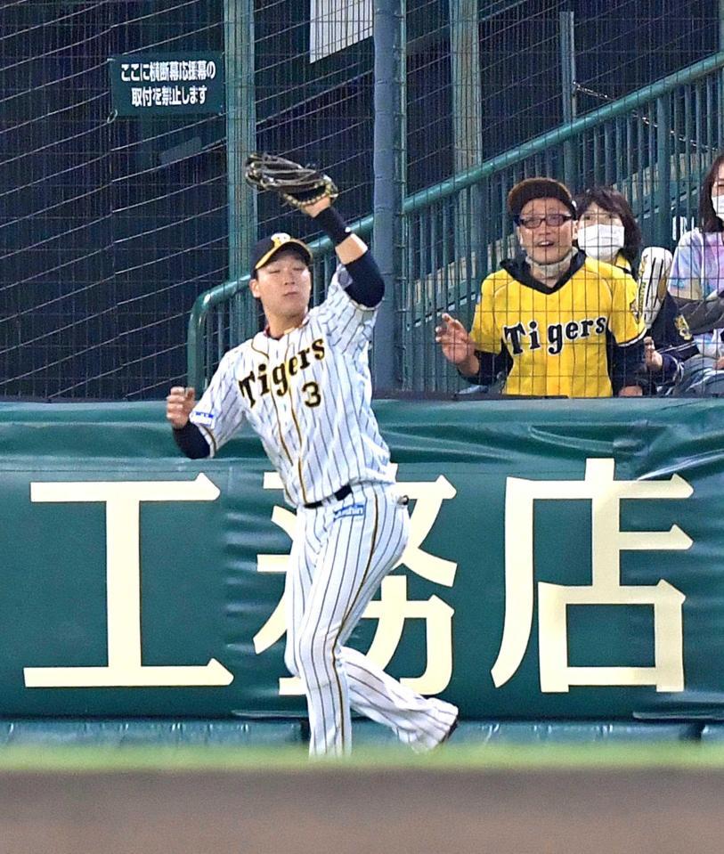 　７回、会沢のフライを捕球する右翼手・大山