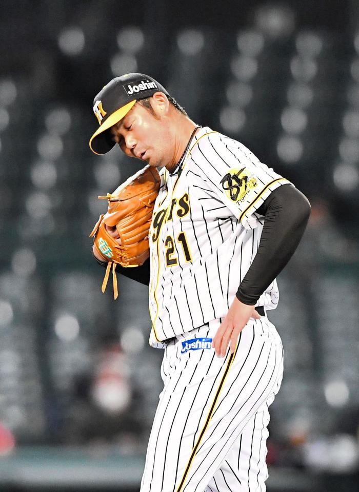 　２回、四球を与え、首をひねる阪神・岩田稔