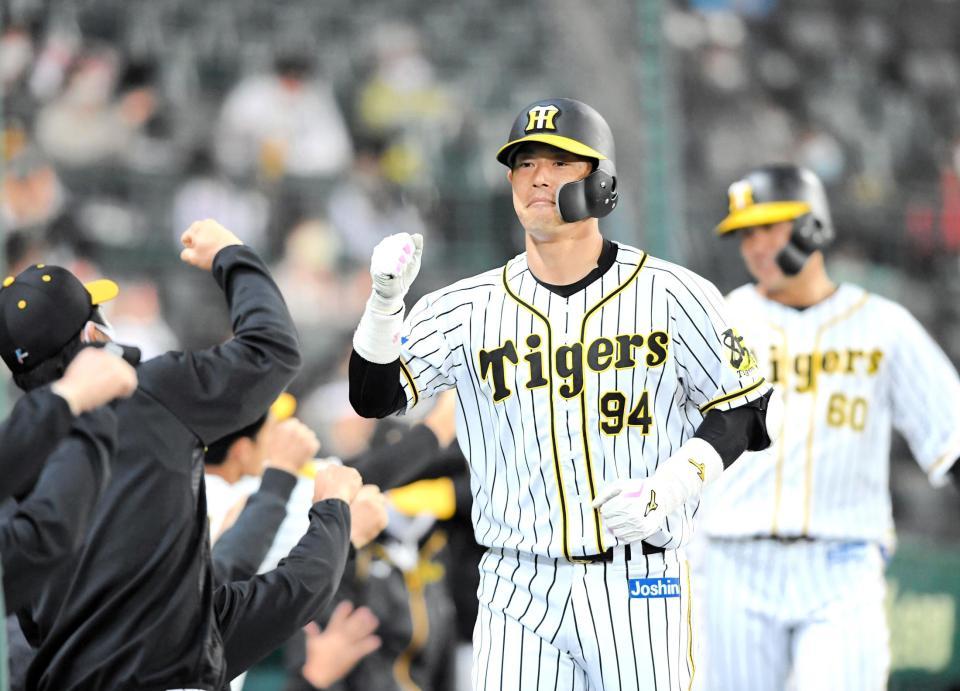 　７回、３ランを放った原口（中央）はナインに迎えられる（撮影・北村雅宏）