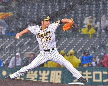 　９回、降りしきる雨の中、力投する藤川