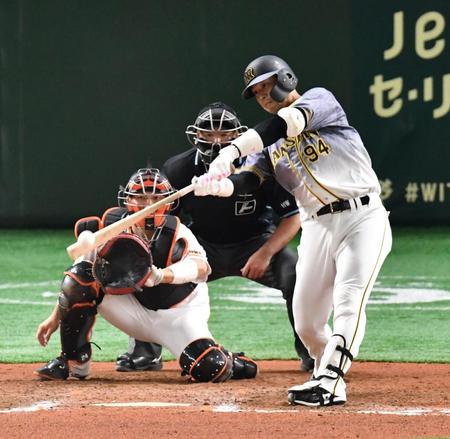 　８回、左越えに適時二塁打を放つ原口（撮影・西岡正）