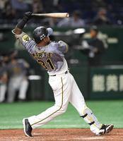 　４回、ソロを放つマルテ（撮影・中田匡峻）