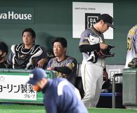 　５回で降板し、ベンチ裏へ引き揚げる西勇（撮影・西岡正）