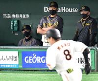 　２回、先制ソロを放った丸（右）を見つめる矢野監督（左）＝撮影・西岡正