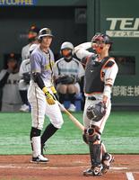 　９回、ハーフスイングで空振り三振に倒れ、不服そうにベンチに戻る糸井（左）＝撮影・高石航平