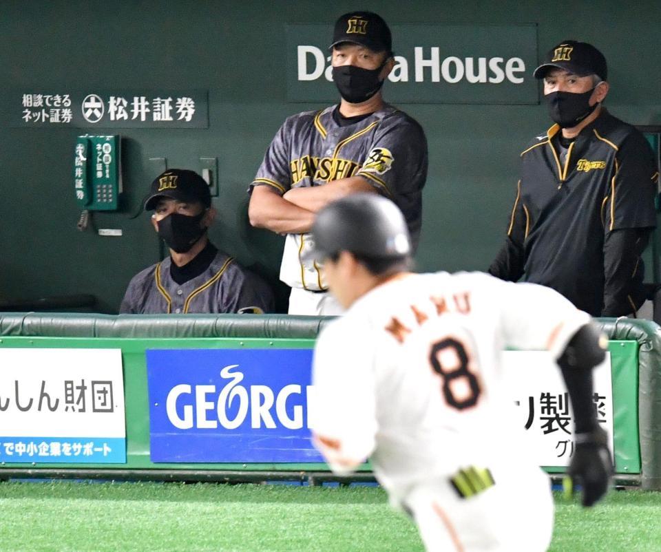 　２回、先制ソロを放った丸（右）を見つめる矢野監督（左）＝撮影・西岡正