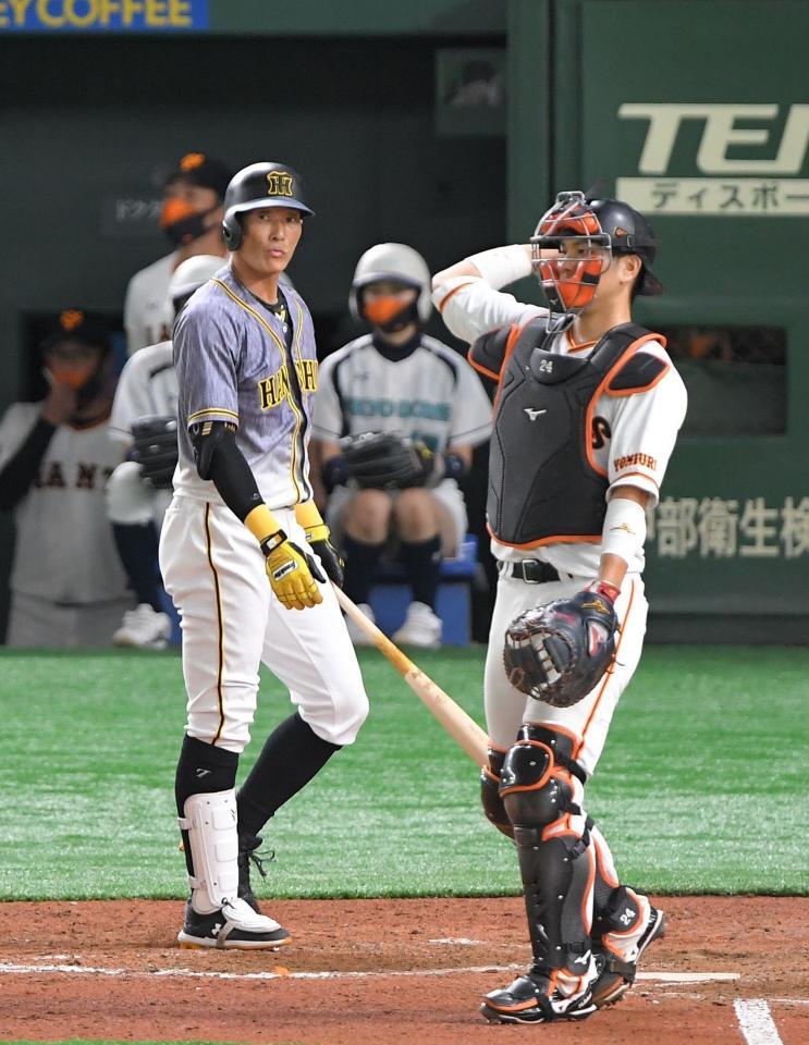 　９回、ハーフスイングで空振り三振に倒れ、不服そうにベンチに戻る糸井（左）＝撮影・高石航平