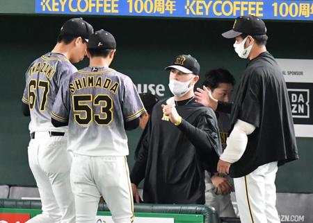 　８回を無失点に抑えた岩崎（左）を迎えるエドワーズ（同３人目）と高橋（同４人目）＝東京ドーム（撮影・西岡正）