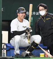 　バットを手に笑顔の大山（左）＝撮影・中田匡峻