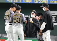 　８回を無失点に抑えた岩崎（左）を迎えるエドワーズ（同３人目）と高橋（同４人目）＝東京ドーム（撮影・西岡正）