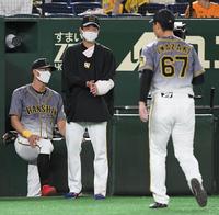 　８回を投げ終えた岩崎（６７）を迎える高橋（中央）。左は糸井＝東京ドーム（撮影・中田匡峻）