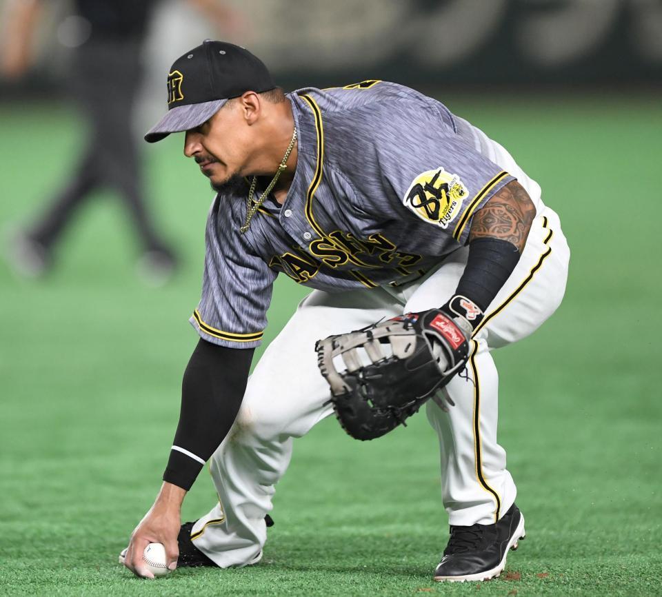 　５回、松原の打球をエラーするマルテ