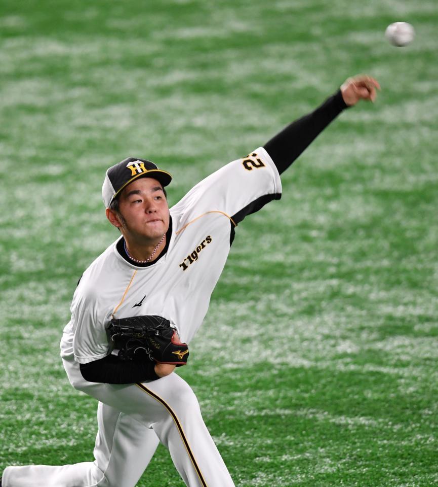 　登板に備え、キャッチボールで調整する高橋（撮影・西岡正）