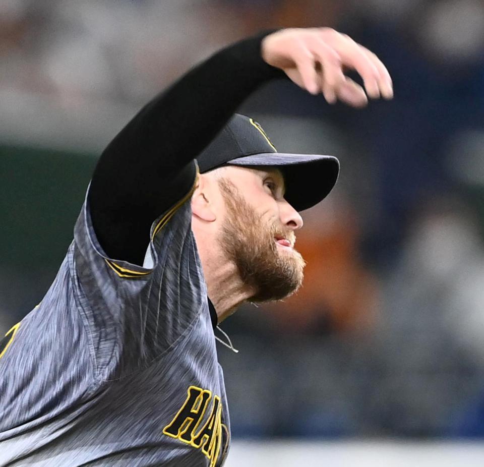 　７回、好リリーフをみせたエドワーズ＝東京ドーム（撮影・飯室逸平）