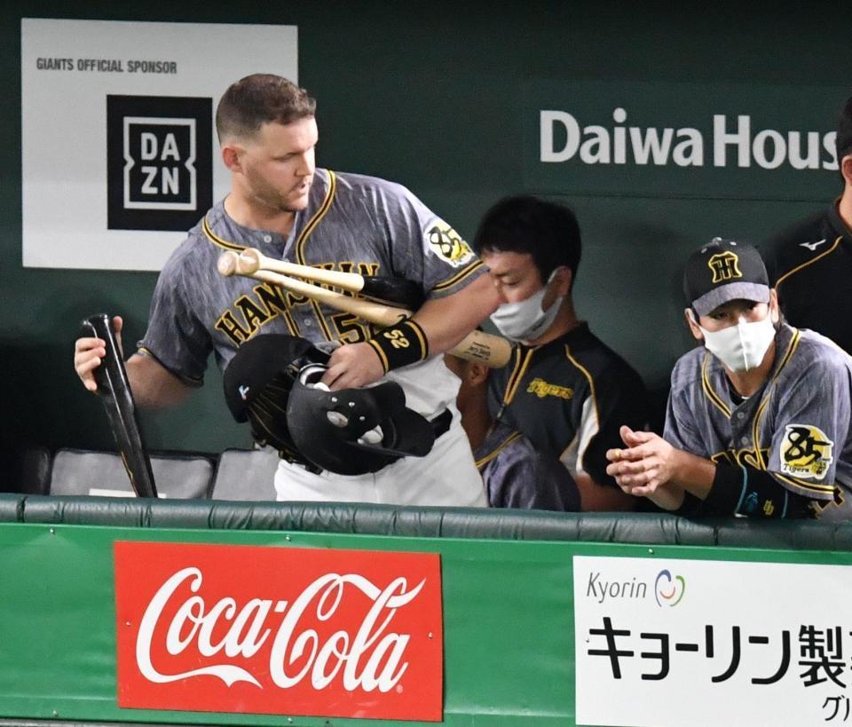 　８回、審判に侮辱行為で退場、引き揚げるサンズ（左）＝東京ドーム（撮影・西岡正）