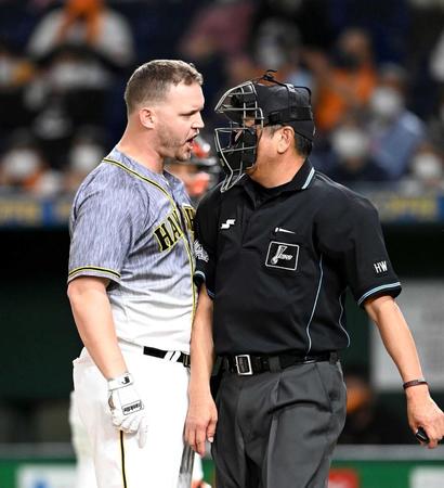 　８回、退場処分に納得いかず嶋田球審に詰め寄り声を荒らげるサンズ