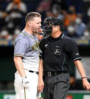 　８回、退場処分に納得いかず嶋田球審に詰め寄り声を荒らげるサンズ