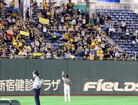 スタンドのファン手を振る阪神・藤川球児＝東京ドーム（撮影・飯室逸平）