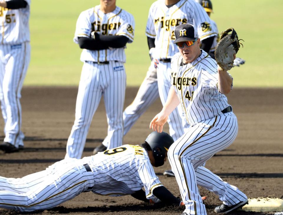 　シート打撃で一塁の守備に就くボーア（代表撮影）