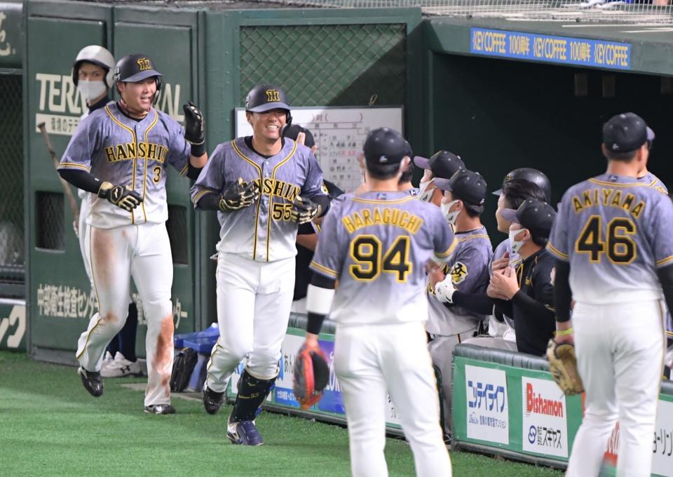 ５回阪神２死二塁、２ランを放ち、笑顔でナインに迎えられる阪神・陽川＝東京ドーム（撮影・金田祐二）