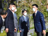 阪神・矢野燿大監督（右）を出迎える近大・佐藤輝明（左）＝東大阪市・近畿大学（撮影・田中太一）