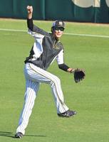 登板に向け、キャッチボールで調整する阪神・藤浪＝甲子園（撮影・高部洋祐）