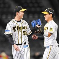 ７回、木浪（右）を笑顔で迎える阪神・青柳＝甲子園（撮影・北村雅宏）