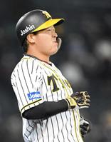 １回、悔しがる阪神・大山＝甲子園（撮影・北村雅宏）