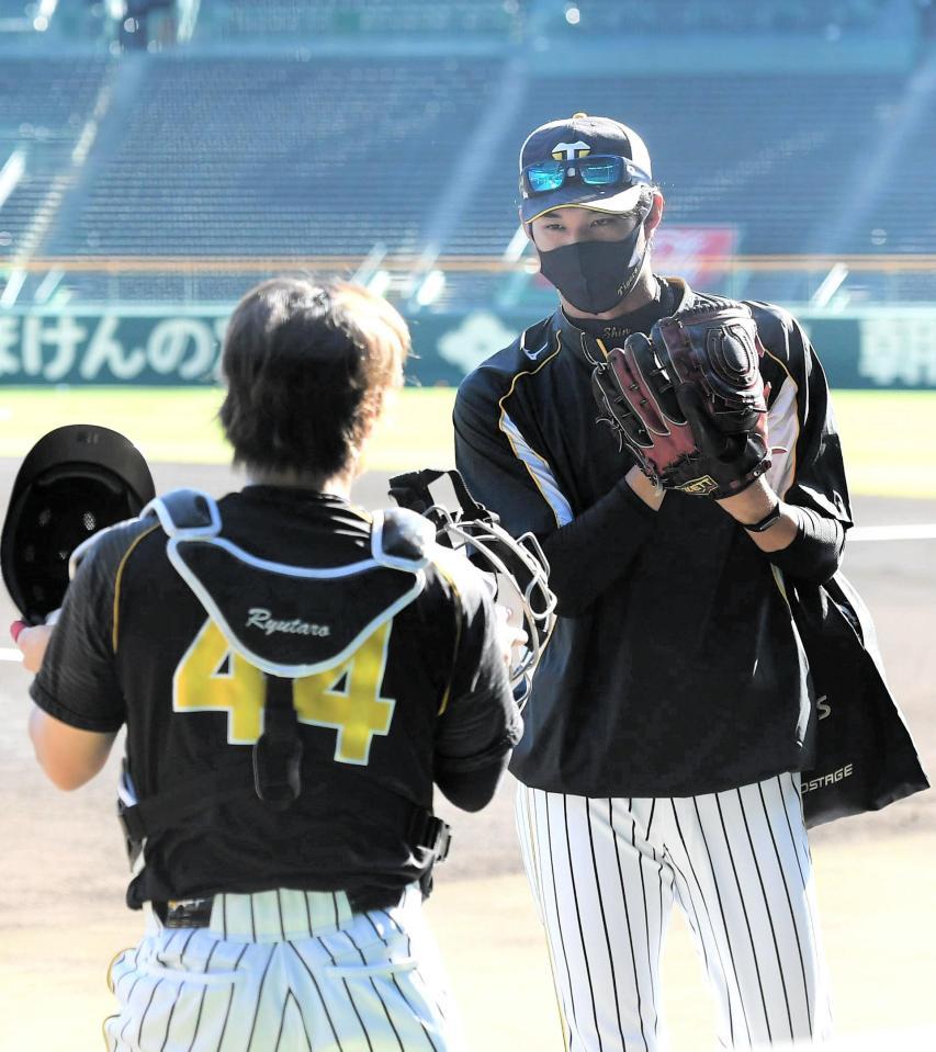 練習前、梅野（左）と言葉を交わす阪神・藤浪＝甲子園（撮影・北村雅宏）