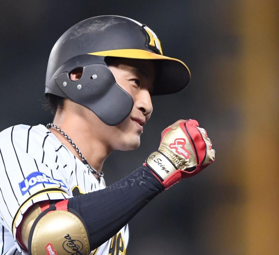 ２回、先制ソロを放った阪神・木浪はガッツポーズをしながら本塁へ走る＝甲子園（撮影・田中太一）