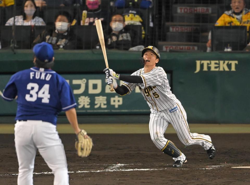 ８回、勝ち越しの２点適時打を放つ阪神・近本＝甲子園（撮影・高部洋祐）